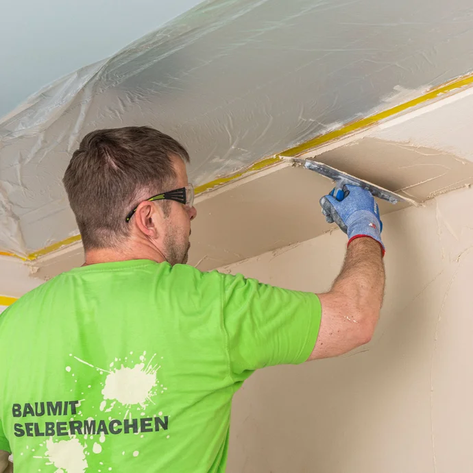 Heimwerker spachtelt Wandfl&auml;che und D&auml;mmkeil im Deckenbereich mit Baumit Kalkspachtel &ndash; Baumit Selbermachen Anleitung.