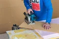 De verbindingswig wordt op maat gezaagd met een zaag.