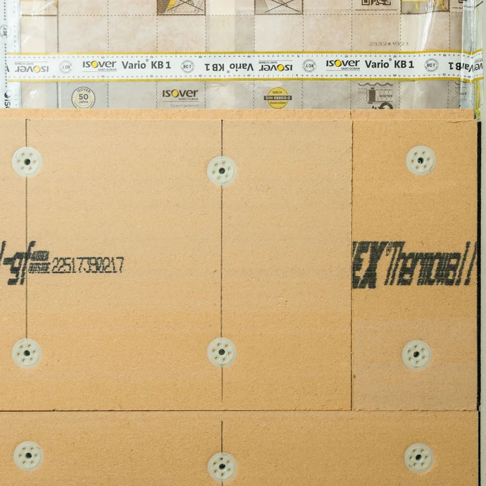 Holzfaserdämmplatten im Versatz auf Holztragkonstruktion montiert. Die Platten versetzt verlegt für höhere Stabilität bei der Innendämmung.
