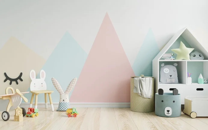 Levendige wandafwerking met pastelblauw, roze en geel