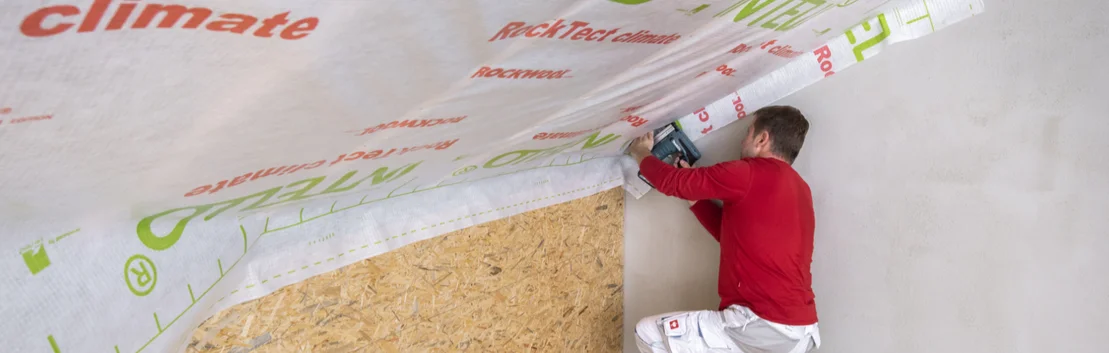 Dampfbremsfolie unter der Dachd&auml;mmung verlegen