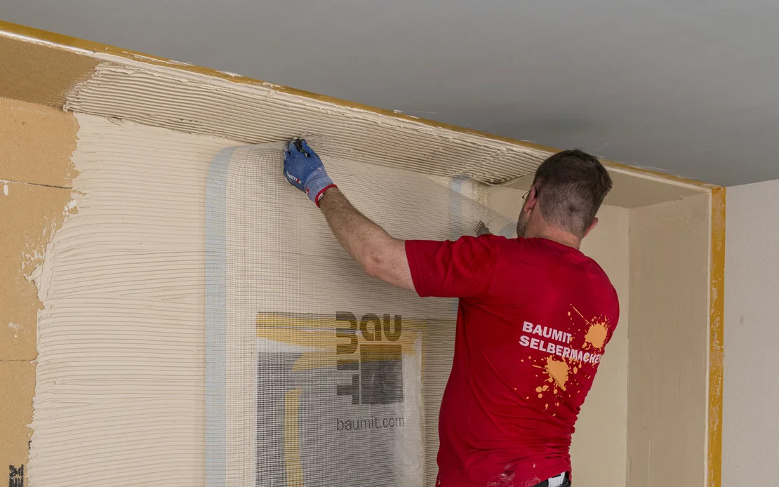 Die Holzfaserd&auml;mmplatten werden mit einer Armierungsspachtelung verputzt. Das Armierungsgewebe wird in den Spachtel eingelegt.