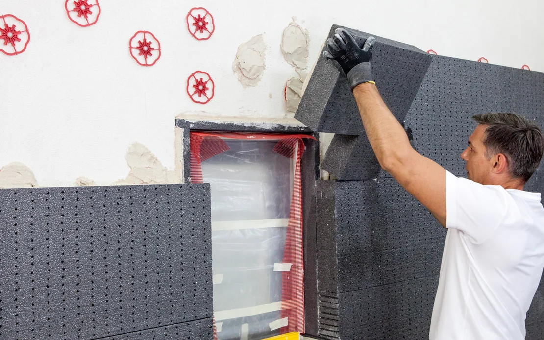 Heimwerker bringt EPS oder Open ERPS D&auml;mmplatten an Fassade an