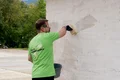 Baumit Tiefengrund wordt met een kwast op het metselwerk aangebracht.