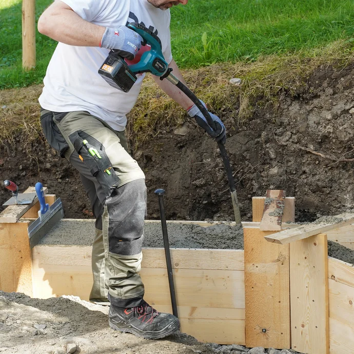 Sobald ausreichend Baumit Trockenbeton in der Schalung ist, wird der Frischmörtel für das Fundament mit einer Rüttelflasche bzw. einem Innenrüttler verdichtet.