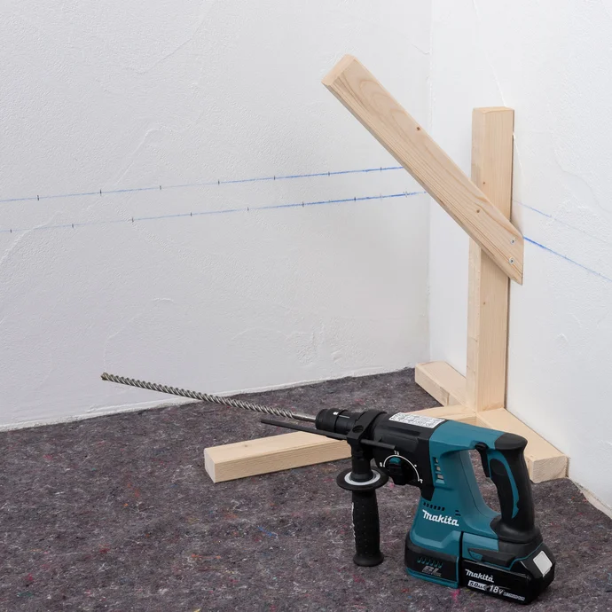 Tipp: F&uuml;r einen Bohrwinkel von 45&deg; ist eine einfache Lehre aus vier Holzlatten als Hilfsmittel hilfreich..