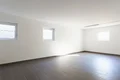 Heller Raum mit weißen Wänden, zwei Fenstern und dunklem Fliesenboden, ideal für Renovierungsprojektideen.