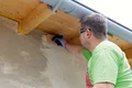 Gebruik een kwast om de diepe primer of pleisterverharder onder de spanten aan te brengen.