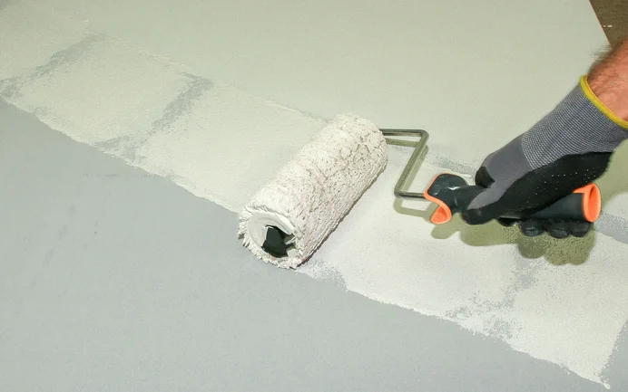 De Calciumsilicaatplaat wordt opnieuw voorgestreken met Primer voor minerale ondergrond.