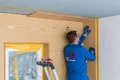 De verbindingswig wordt aan de muur gelijmd.