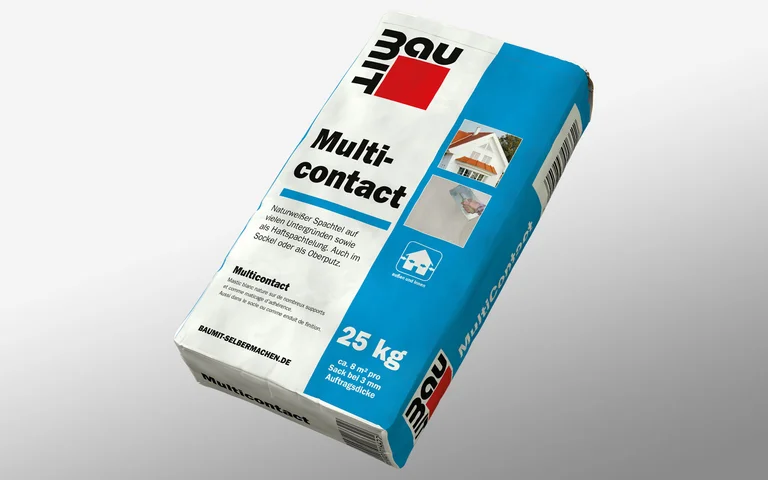 Produktbild: Baumit Multicontact im 25 kg Sack auf grauem Hintergrund.