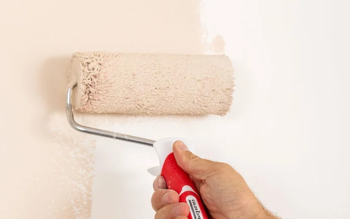 Tot slot wordt de ruimte geschilderd met een minerale binnenverf, zoals Baumit Silicaatverf binnen.