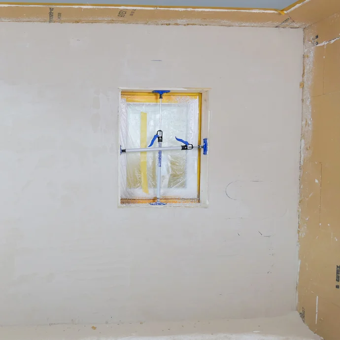 Fertige verputze Wand mit einer wassergef&uuml;hrten Wandheizung und Holzfaserd&auml;mmplatten.