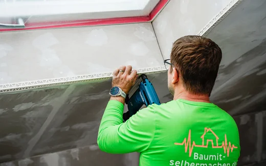 Das zugeschnittene Kantenschutzprofil wird am unteren Abschluss der Dachfenstereröffnung angebracht.