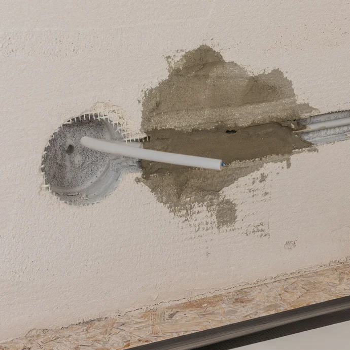 Bevor du die Installationsdose setzen kannst, muss das Elektrokabel verlegt und sicher befestigt sein. In unserem Beispiel haben wir die Leitungen in Mauerwerksschlitze, ohne Leerrohr, verlegt und mit Baumit Eckschienenm&ouml;rtel Fix dauerhaft befestigt.