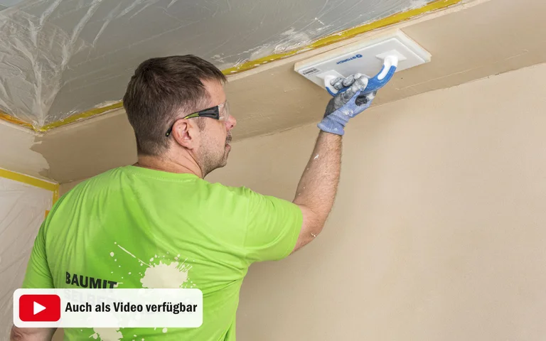 Heimwerker filzt Baumit Kalkin Kalkspachtel multifine mit dem Filzbrett im Deckenbereich und am Dämmkeil ab - Anleitung zum Selbermachen als Video oder auch mit Bild und Text.